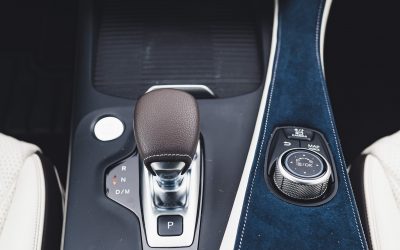 Volicí páka automatické převodovky ve voze.