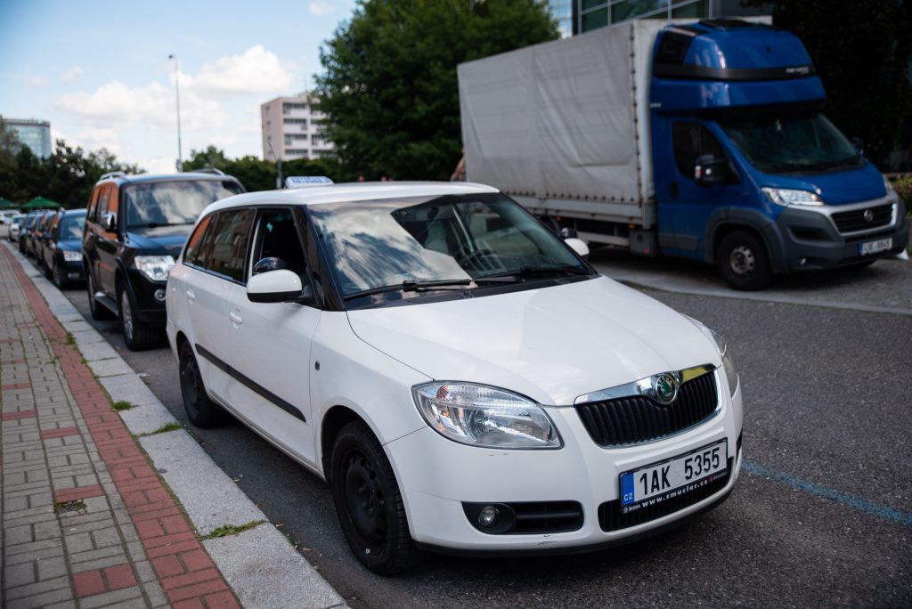 Výcvikové vozidlo autoškoly u silnice.