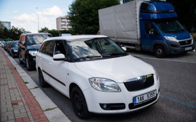 Výcvikové vozidlo autoškoly u silnice.