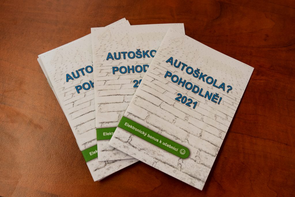 Tištěné brožury autoškoly na stole.