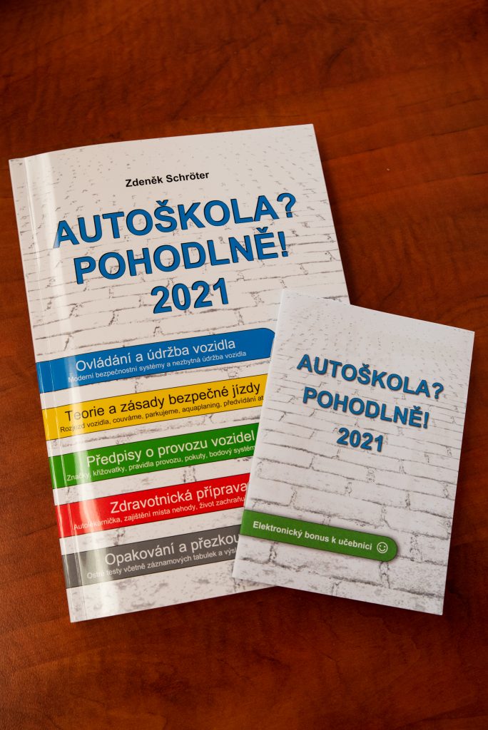 Barevná brožura autoškoly s nabídkou kurzů.