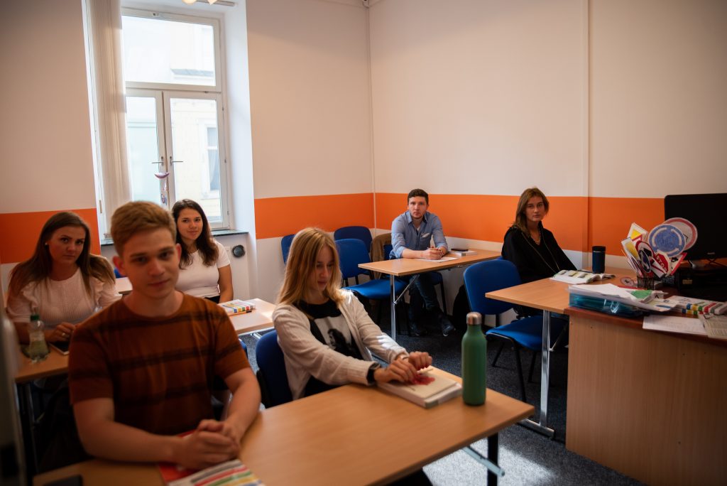 Studenti v učebně autoškoly během výuky.