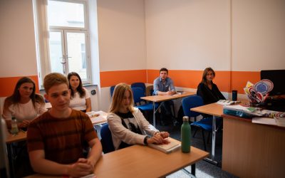 Studenti v učebně autoškoly během výuky.