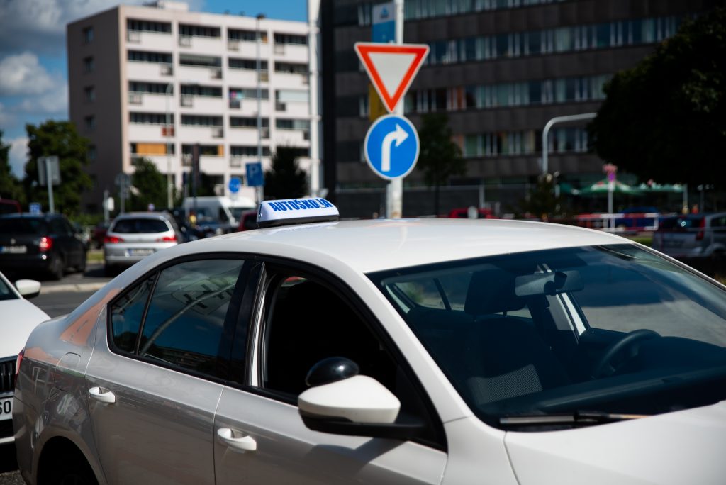 Výcvikové vozidlo autoškoly na křižovatce.