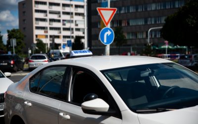 Výcvikové vozidlo autoškoly na křižovatce.