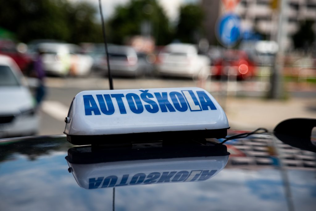 Výcvikové vozidlo autoškoly s označením na střeše.