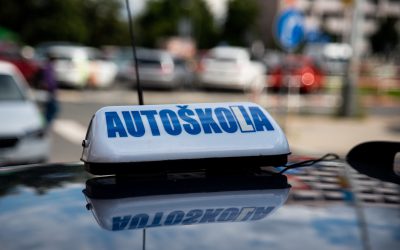 Výcvikové vozidlo autoškoly s označením na střeše.