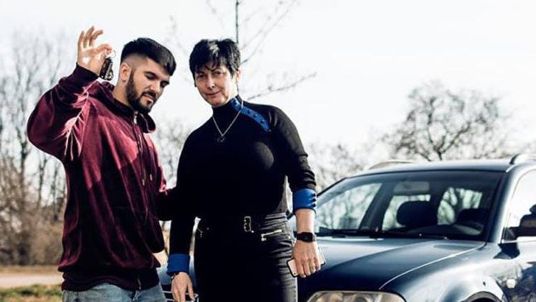 Skupina mladých mužů u vozu – spolupráce AMCO.