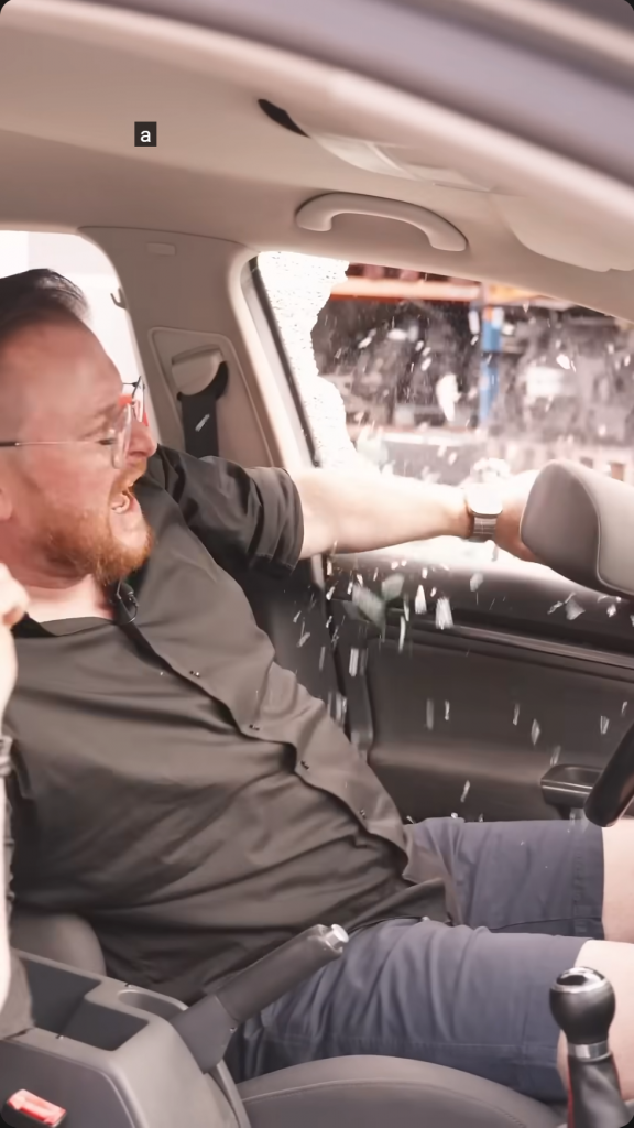 Záběr z výuky – řidič za volantem.
