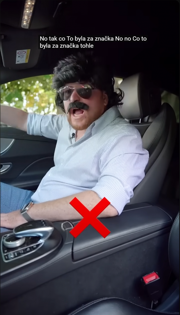 Záběr z výukového videa – řidič ve voze.