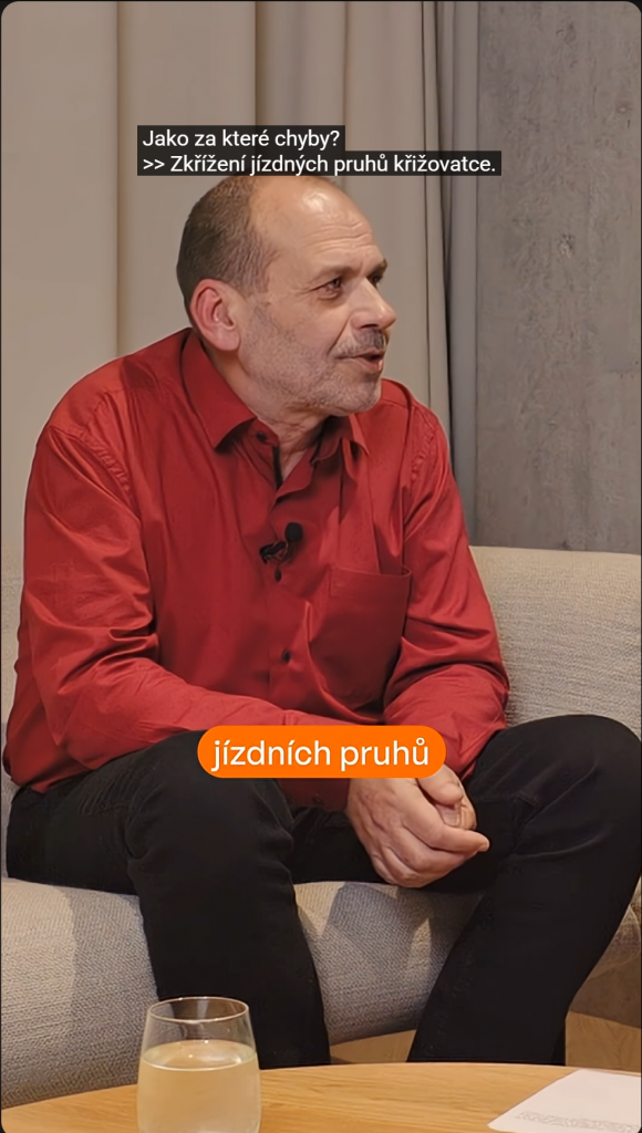 Záběr z výukového videa – lektor autoškoly NOBE.