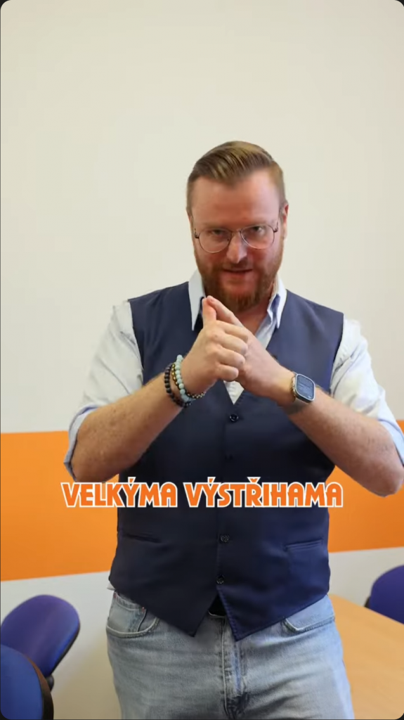 Záběr z výukového videa – lektor autoškoly NOBE.